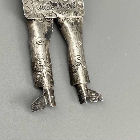 Vintage Sterling Silver Peruvian Brooch Flute Player in Ethnic Dress Stamped 925 - Picture 5 of 16